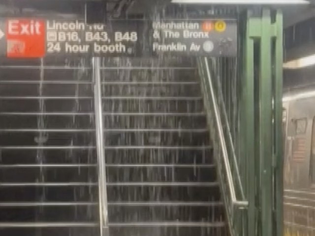 VIDEO: V metre v New Yorku dážď spustil vodopád